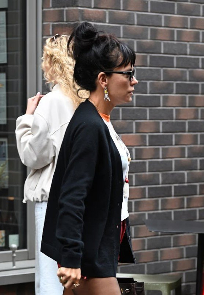 Lily Allen tërheq vëmendjen me pantallona të kuqe lëkure para koncertit të shumëpritur në Mançester