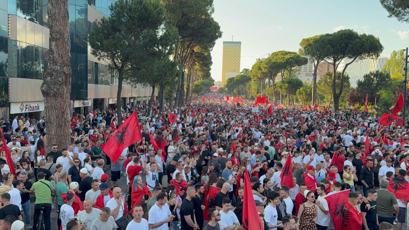 Dita e 21-të e revolucionit, mijëra shqiptarë brenda dhe jashtë vendit ‘zbarkuan’ para Kryeministrisë: Edi Rama je i rrethuar! Jep dorëheqjen