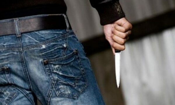 Nën kërcënimin e thikës, pesë persona ia grabisin 700 euro dhe një telefon dy shtetasve kolumbiane në Prishtinë