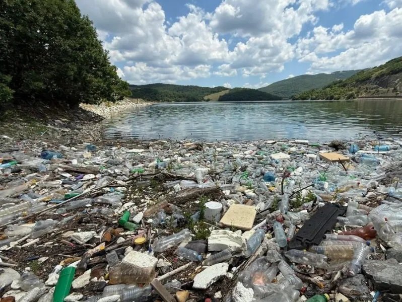 ​Liqeni i Badovcit plot mbeturina, “Ta pastrojmë Kosovën”: Të ndërhyhet urgjentisht