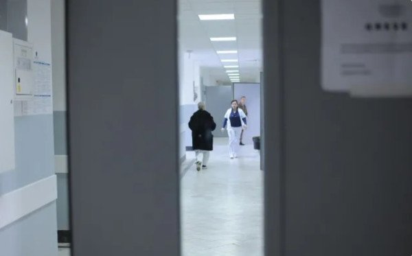 Dërgohet një grua pa shenja jete në QKMF, dyshohet se vdiq prej arrestit kardiak