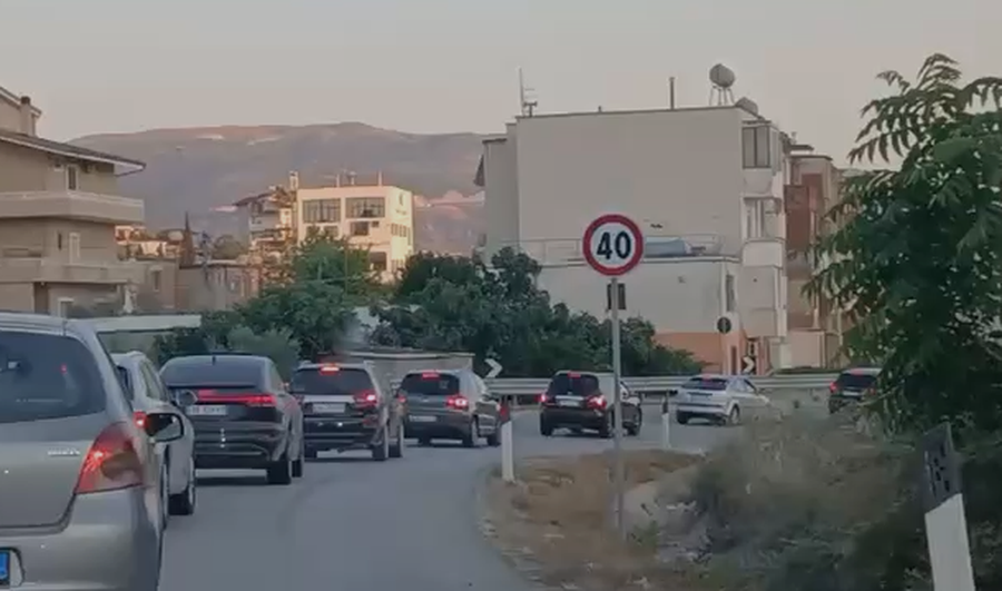 Rëndohet trafiku në Vlorë, fluks i madh automjetesh në dalje të qytetit