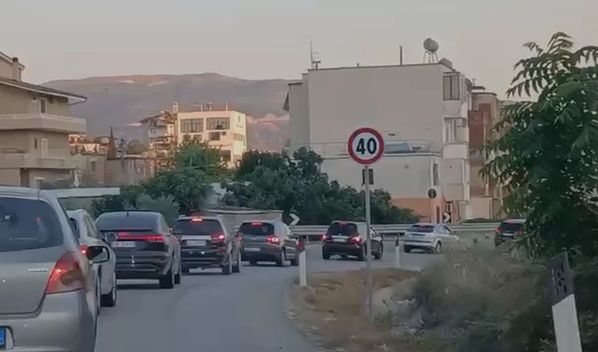 Rëndohet trafiku në Vlorë  fluks i madh automjetesh në dalje të qytetit