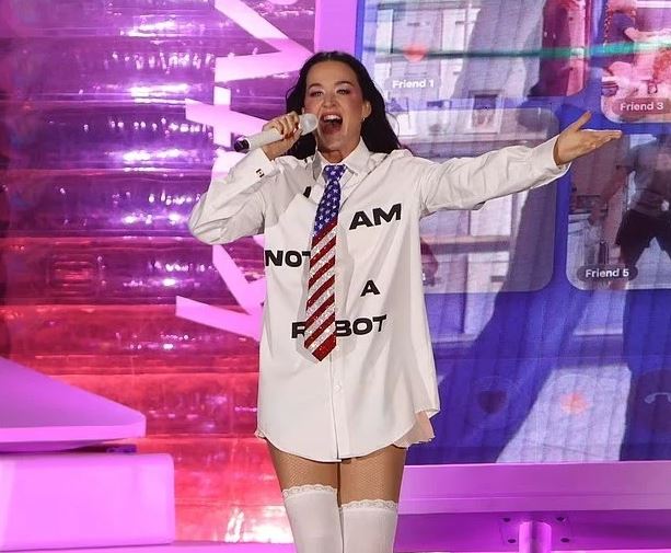 Katy Perry ironizon ish-partnerët gjatë koncertit
