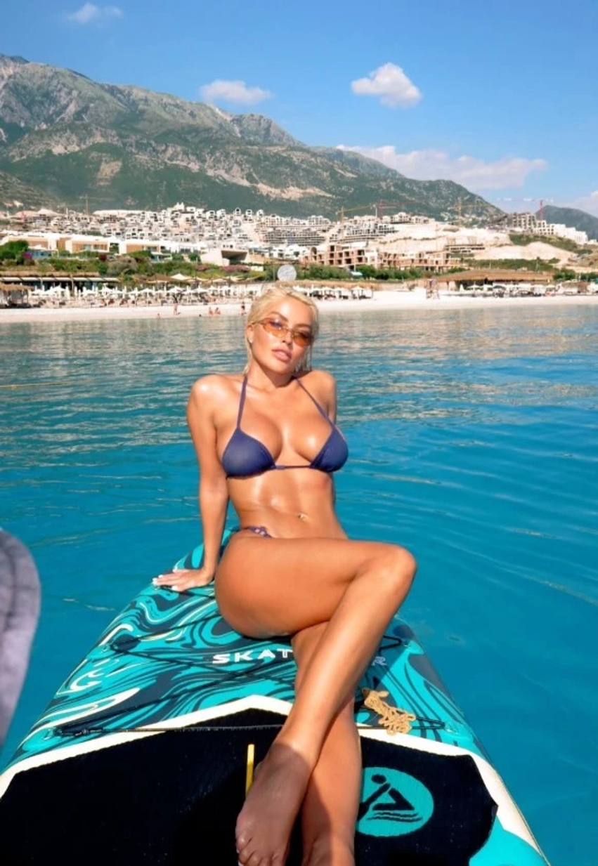 Me bikini blu dhe pranë detit  Dolce tërheq vëmendjen me paraqitjen e saj verore