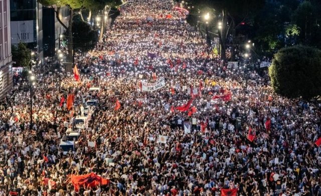 “Zgjidhja është në këtë shesh”/ Protestuesi: Vij nga Kanadaja, jemi me ju