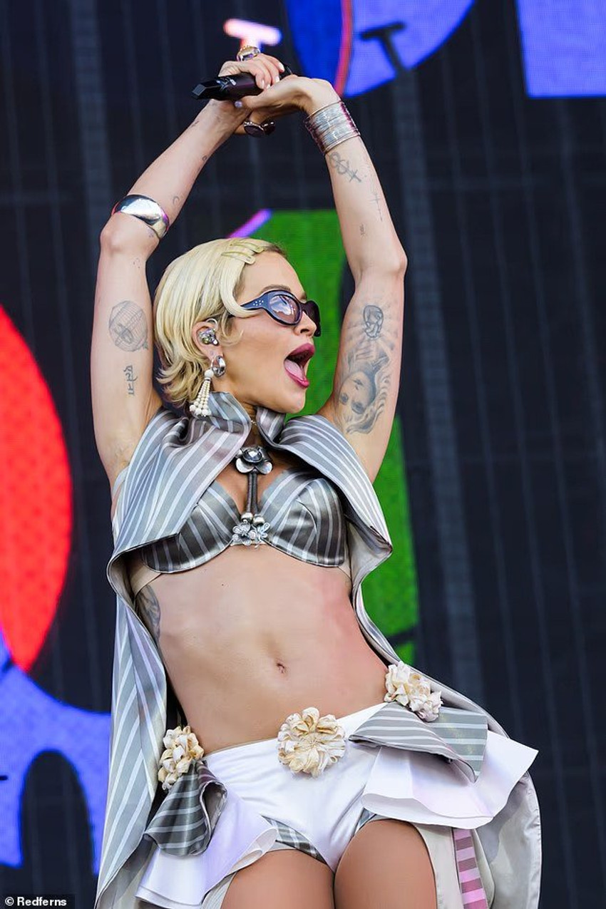 Rita Ora mahnit në Isle of Wight Festival me një paraqitje plot energji dhe stil 4 Image