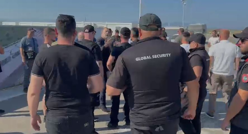 Përplasje në Aeroportin e Vlorës  tensione mes punonjësve të kompanisë së Pacollit dhe sigurisë së firmës tjeter   reagon kompania  Mabco 