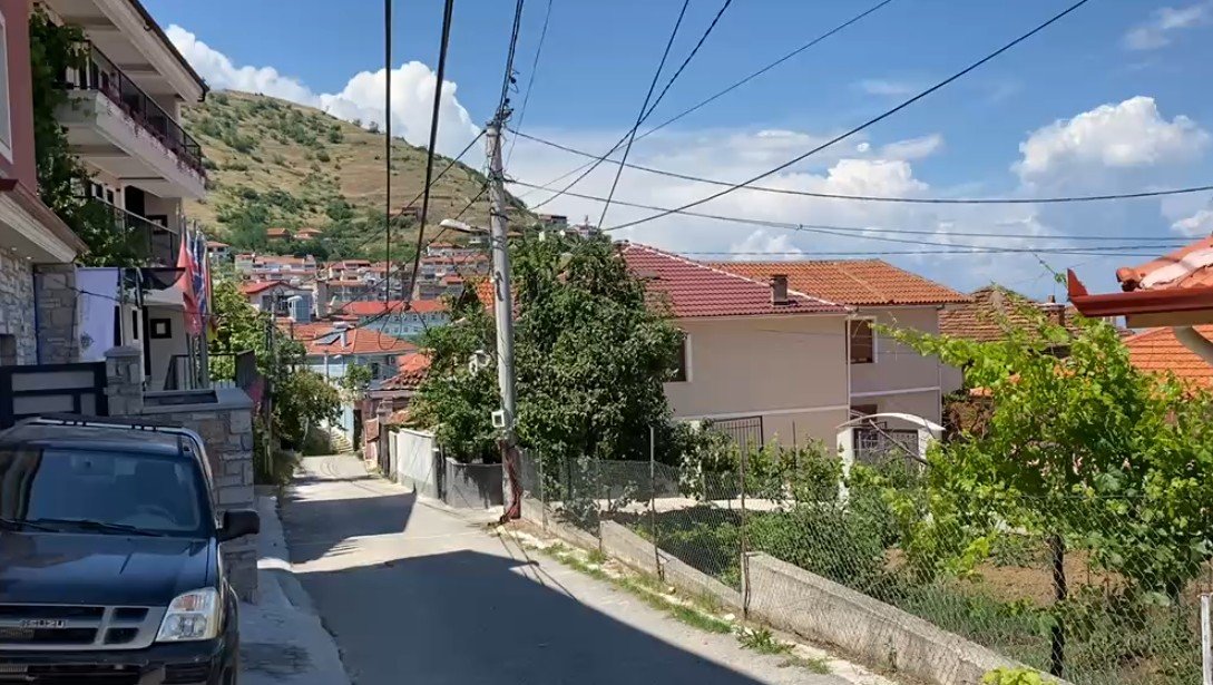 Pogradec, burri godet me thikë gruan pas një konflikti në banesë, e plagosura dërgohet në spital!