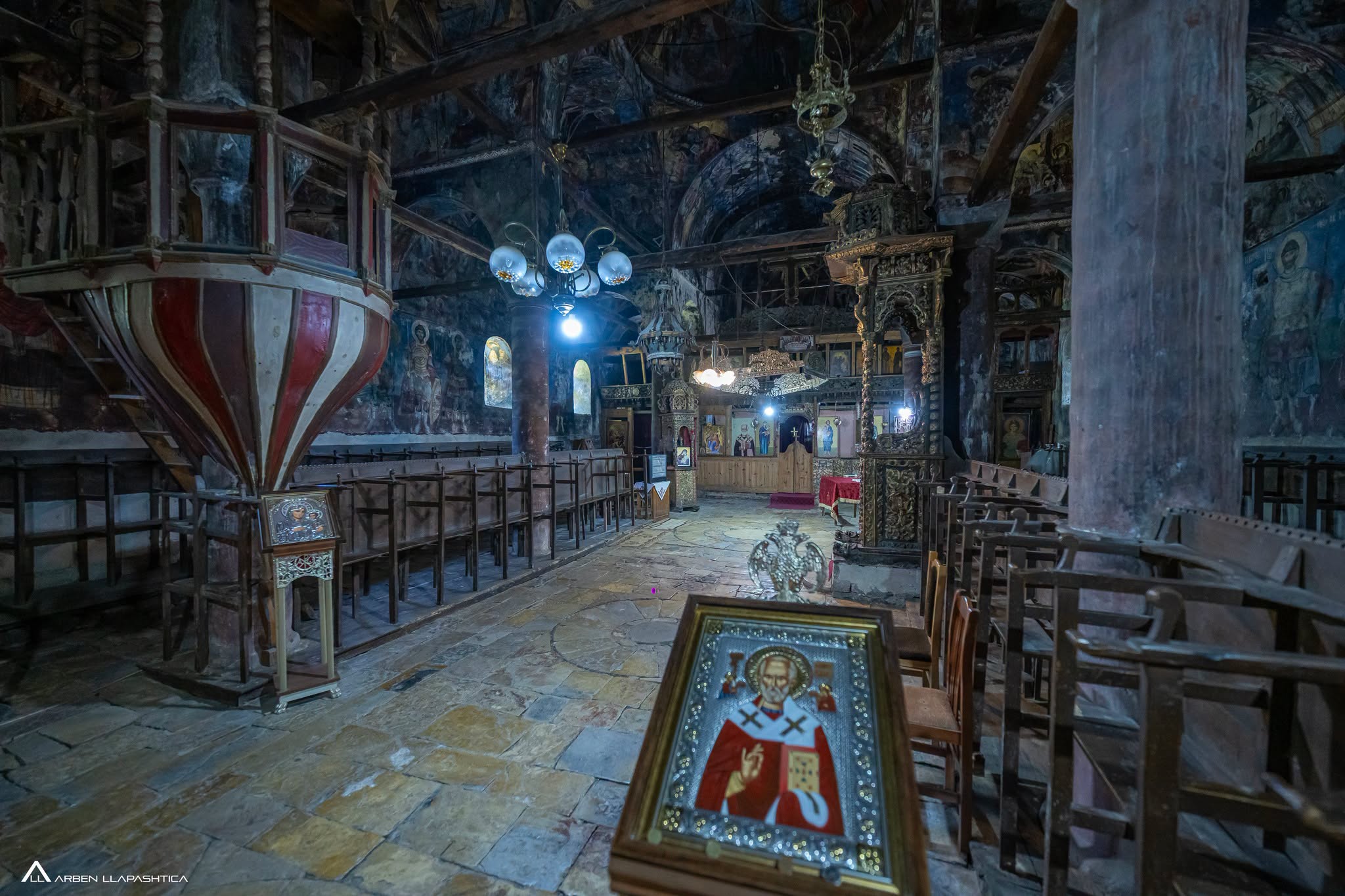 Nj&euml; xhiro n&euml; Voskopoj&euml; - Shqip&euml;ri. Nj&euml; muze i hapun i historis&euml;, artit dhe arkitektur&euml;s kishtare. / Fotografia:...