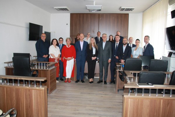 Zyrtari i lartë i OKB-së vlerëson Gjykatën e Mitrovicës: Ofron qasje të barabartë në drejtësi për të gjithë qytetarët