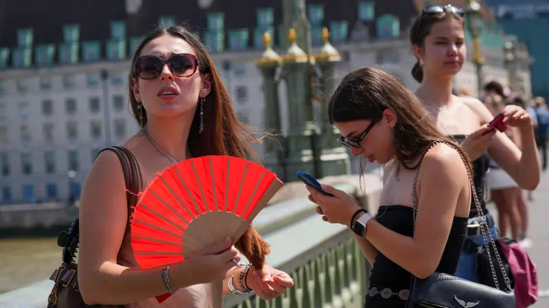Mbi 300 shkolla mbyllen për shkak të motit ekstrem në Britani