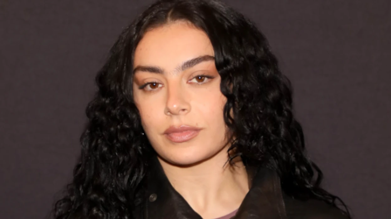 Charli XCX flet hapur për vështirësitë me shëndetin mendor