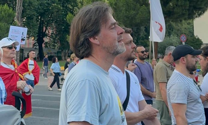  24 ditë revoltë për dorëheqjen e Ramës! Robert Wilton, ish-zv ambasadori i OSBE në Tiranë pjesë e protestës