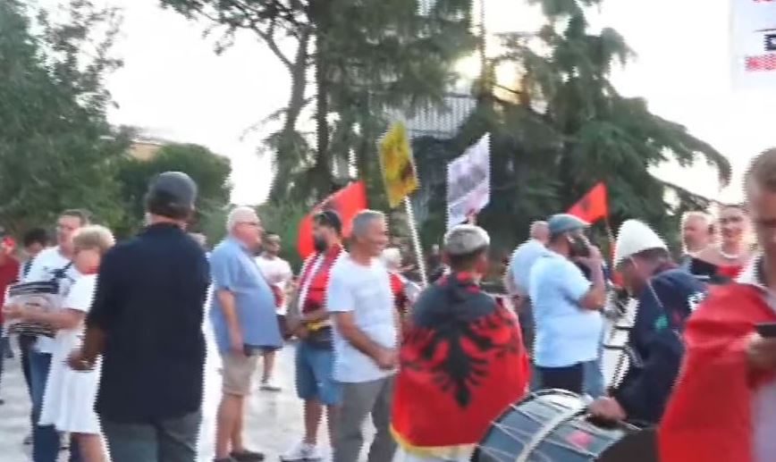 Shqiptarët në revoltë prej 24 ditësh, nis organizimi në sheshin “Skënderbej”! Qytetarët kërkojnë dorëheqjen e panegociueshme të Ramës