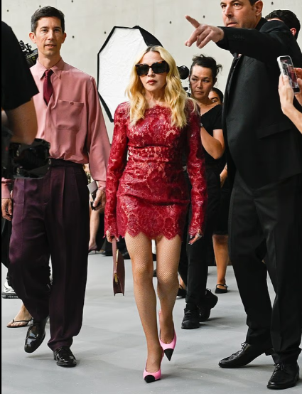Madonna tërheq vëmendjen në Javën e Modës në Paris