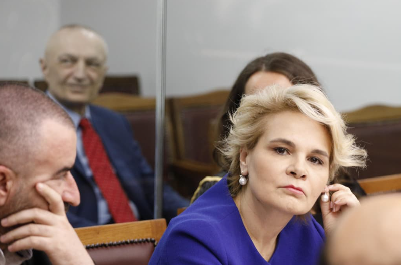 Gjyqi i themelit për Metën dhe Kryemadhin/ Nuk pranon kontrollin e çantës, avokati i ish-deputetes mbetet jashtë sallës së gjyqit