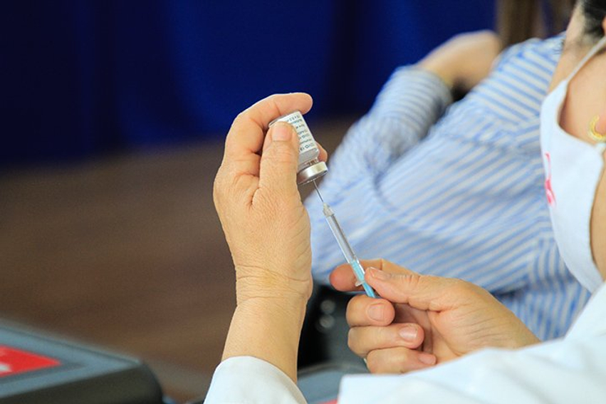 Qytetarët ankohen për mungesën e vaksinës kundër tetanusit për të rriturit