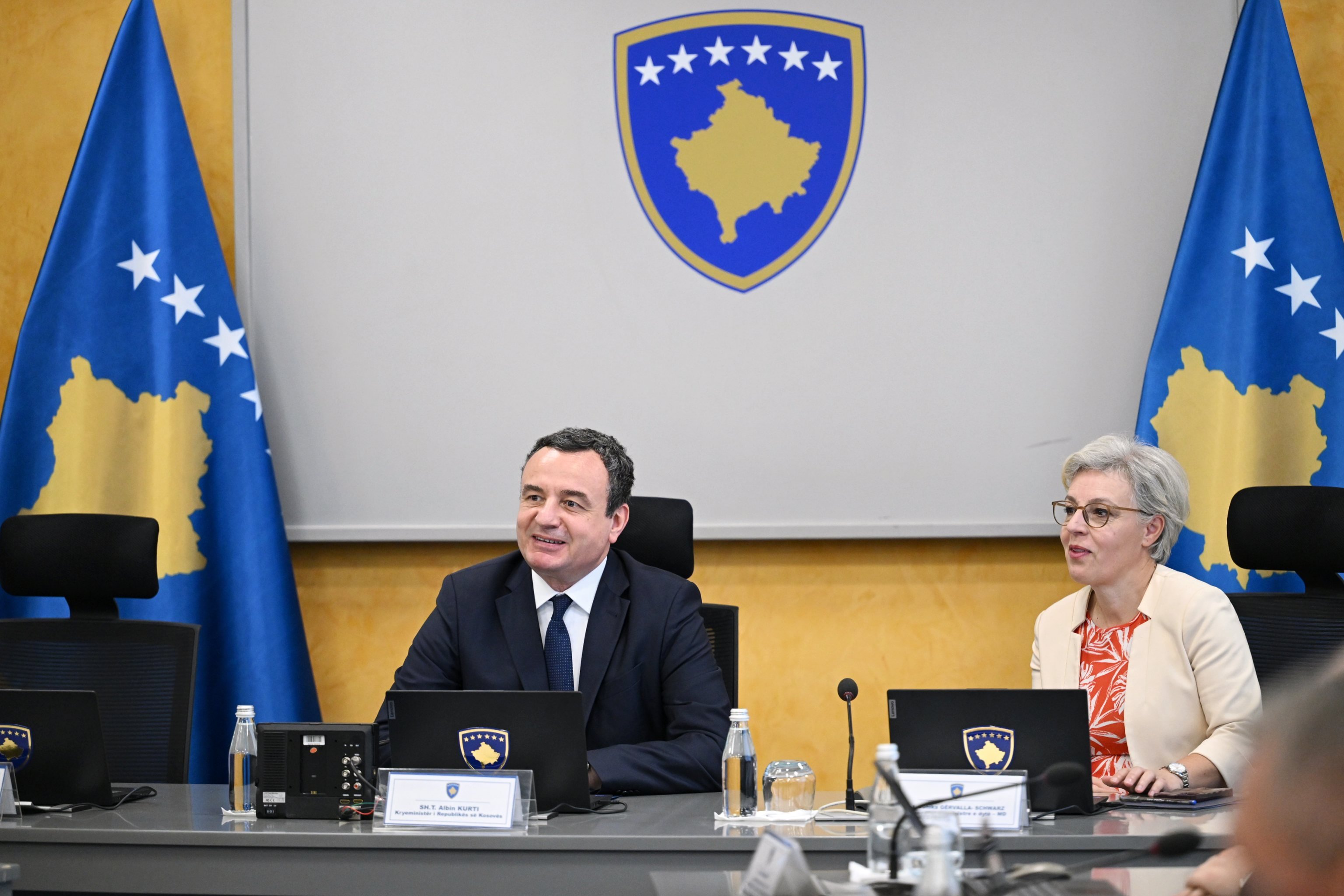 Zbardhen vendimet e Qeverisë: Kush përfiton nga miliona eurot e ndara sot?