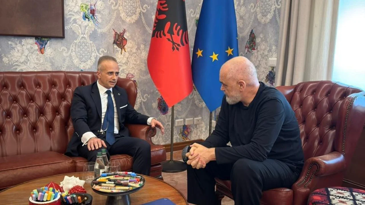 Rama pret në Tiranë ambasadorin e ri të Turqisë, kryeministri ndan fotot me Erciyes