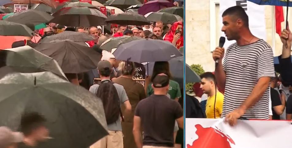 “Jam pjesë e administratës, kryeministri është monstër”, ish-ushtaraku i bashkohet protestës masive të Tiranës: Rama si tiranët e Afrikës, kërkon të shpëtojë me pasurinë e shtetit!