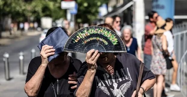 Turistët kërkojnë lehtësim ndërsa vala e të nxehtit godet edhe Italinë
