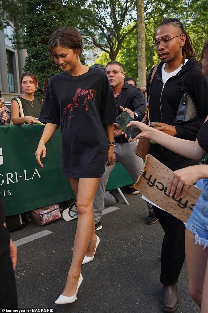Zendaya mahnit në Paris me një look të thjeshtë dhe moment të ëmbël me Tom Holland