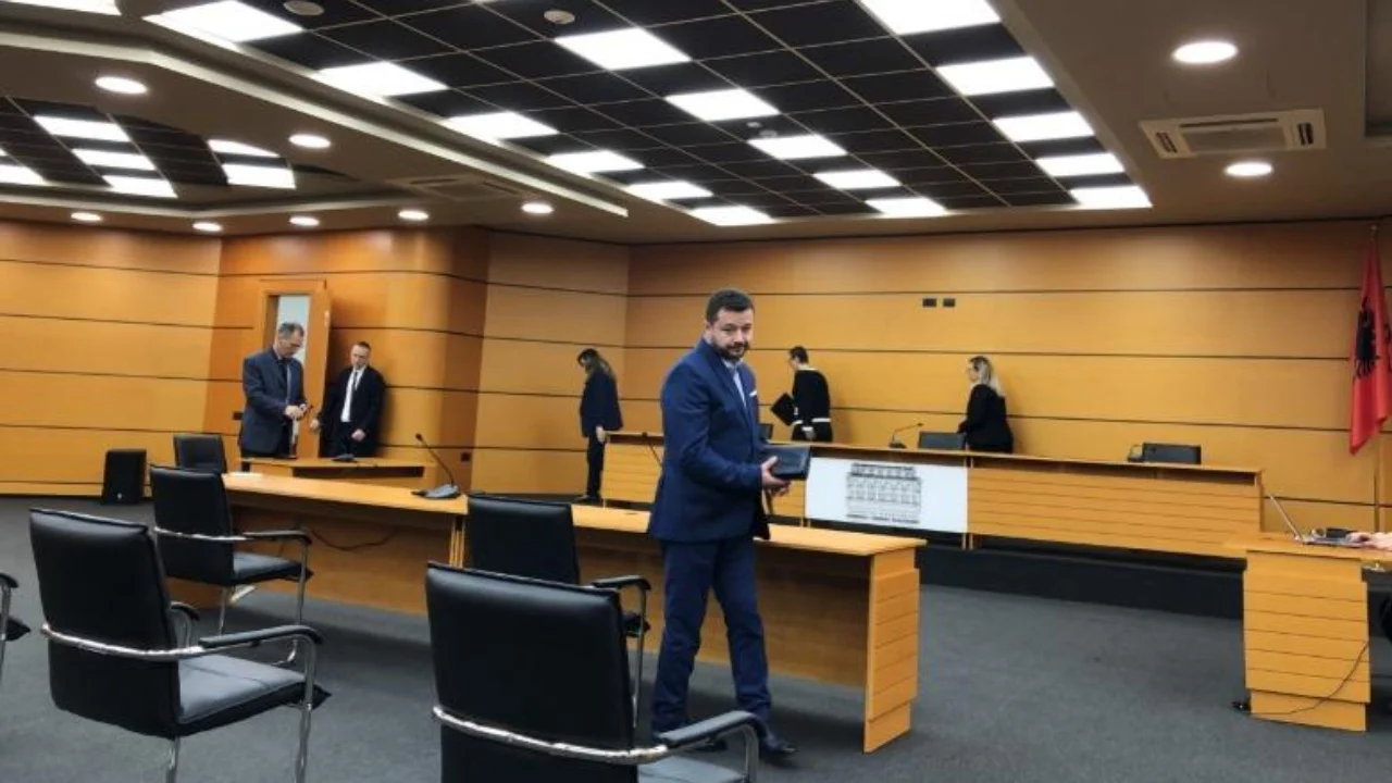 Anëtari i KLP-së nën dyshime për gjeste intime gjatë orarit të punës, ILD kërkesë në Kushtetuese për shkarkimin e Olger Eminajt