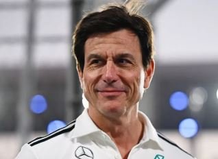Wolff: Duelet mes pilotëve tanë në pistë po na pengojnë