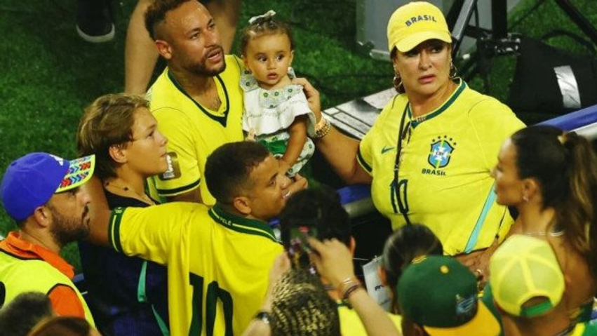 rikthimi-i-neymar-ne-boteror-pas-981-ditesh-lot-ne-dhomat-e-zhveshjes-dhe-perqafimi-prekes