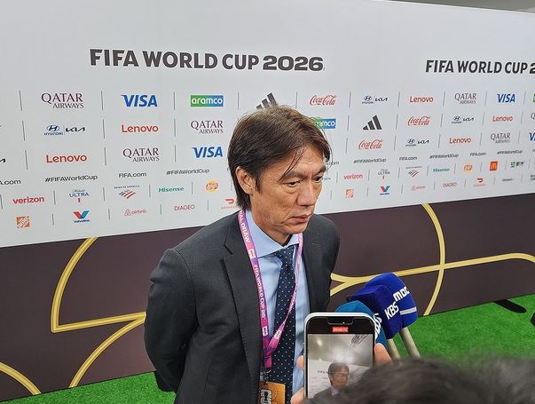 “A mos u helmuan lojtarët prej ushqimit që luajtën aq keq?”, e pyet gazetari trajnerin korean në Botëror