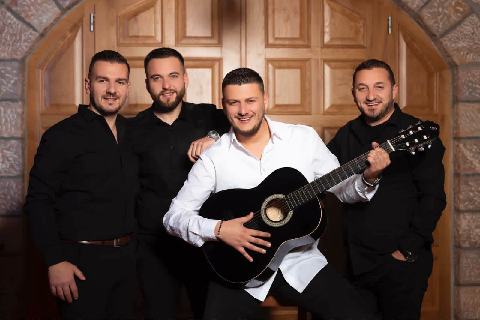 Lok Komoni publikon këngë e re, një projekt i jashtëzakonshëm