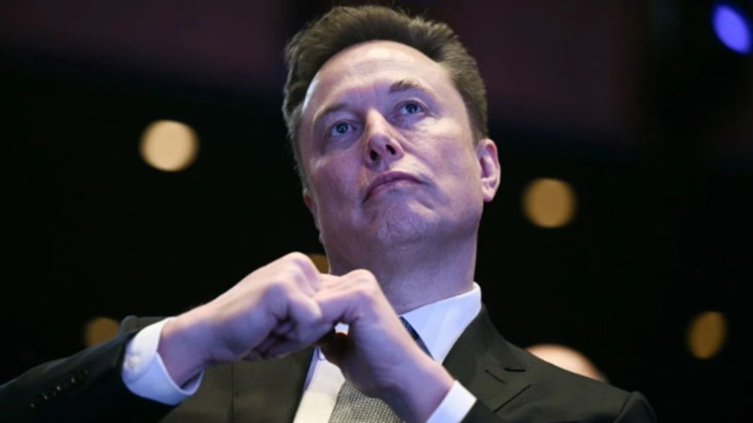 Elon Musk humb statusin e trilionerit