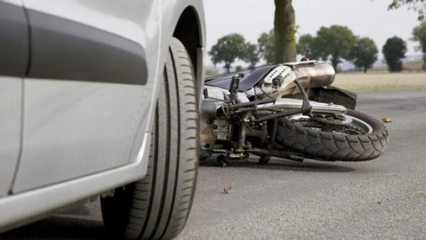lendohet-nje-motociklist-ne-ferizaj-pas-perplasjes-me-dy-vetura