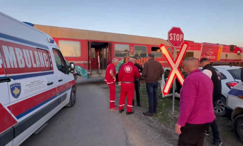 Vetura aksidentohet me trenin në Drenas, dy persona përfundojnë në QKUK