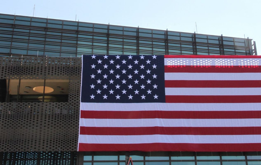 ambasada-e-shba-se-ne-prishtine-ngre-flamurin-ne-prag-te-250-vjetorit-te-amerikes