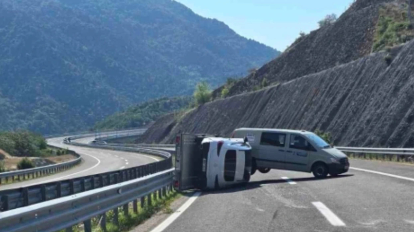 permbyset-nje-kamion-me-rimorkio-ne-autostraden-drejt-gjevgjelise