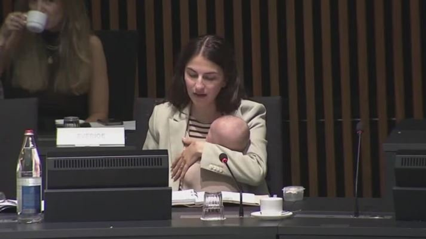 Ministrja suedeze merr foshnjen me vete në mbledhjen e qeverisë