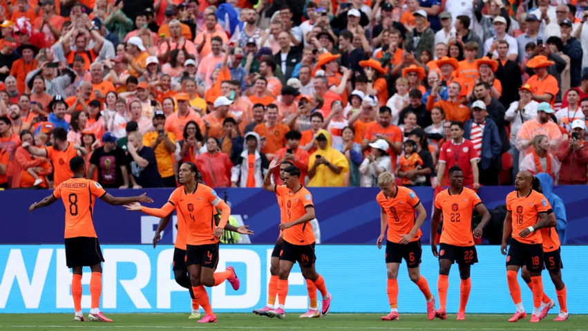 Holanda dhuron show dhe vulos me sukses fatin e saj për të vazhduar më tej