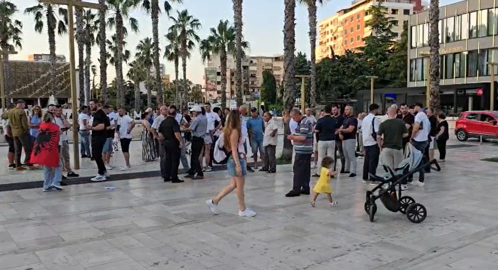 Banorët e Durrësit ngrihen në protestë, nuk pranojnë parkimin me pagesë në rrugët e qytetit
