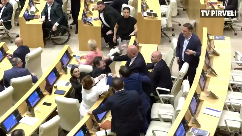 deputetet-e-gjeorgjise-e-kthejne-parlamentin-ne-ring-boksi-perplasen-fizikisht-me-njeri-tjetrin