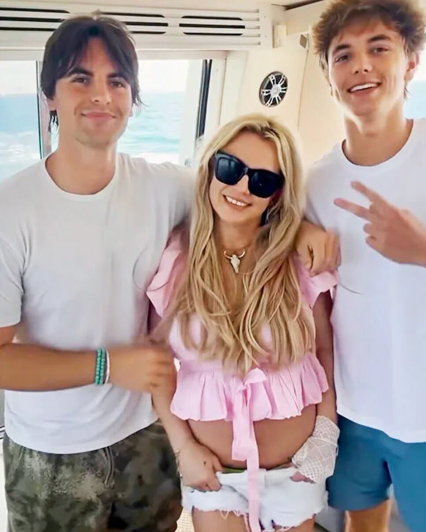 Djemtë e Britney Spears pushtojnë pasarelat e Parisit