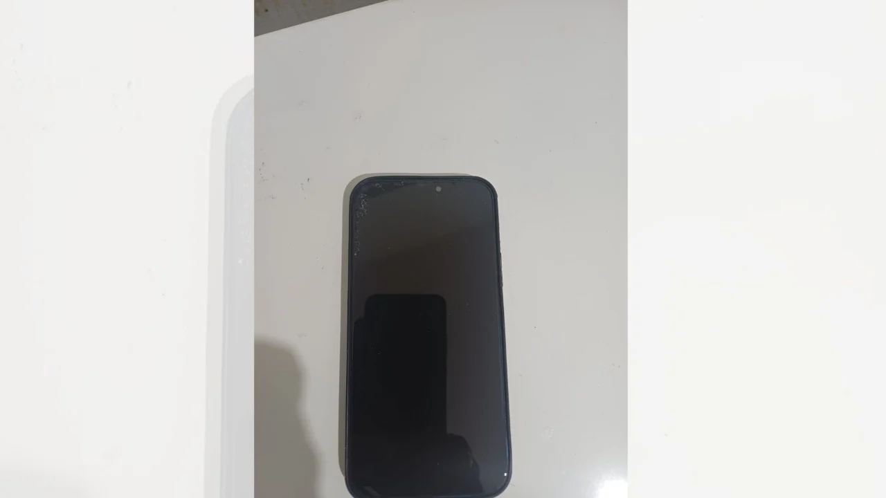 Aksion ‘blic’ në burgun e Durrësit pas një konflikti mes dy të dënuarve, sekuestrohet një ‘iPhone’