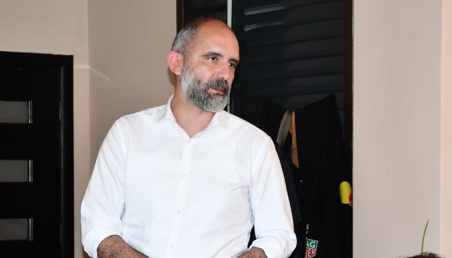 “Sot shesin patriotizëm, dje firmosën Zajednicën” – Abrashi i reagon ashpër opozitës