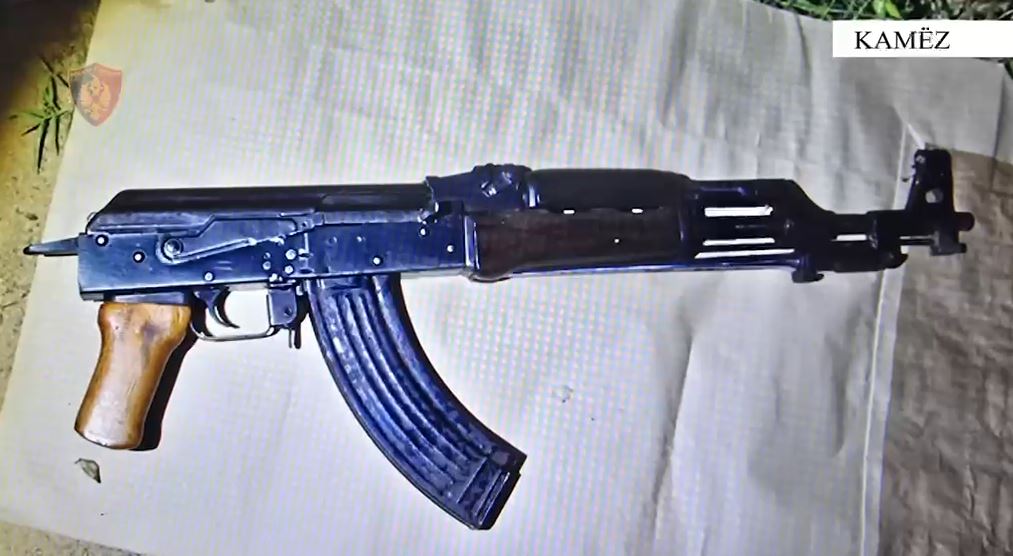 Qëlloi me automatik në drejtim të një servisi celularësh, pas sherrit me pronarin e biznesit, arrestohet i riu në Kamëz