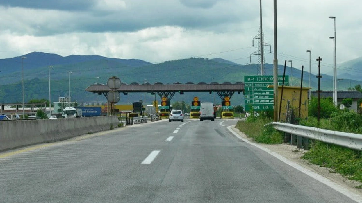 Vozitën në drejtim të kundërt në rrugën Gostivar-Tetovë, shoqërohen në polici dy persona