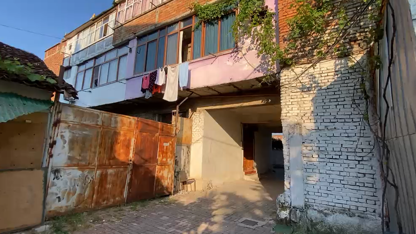 pogradec-dyshohet-se-u-godit-ne-koke-me-shkop-nga-burri-e-moshuara-ne-gjendje-te-rende