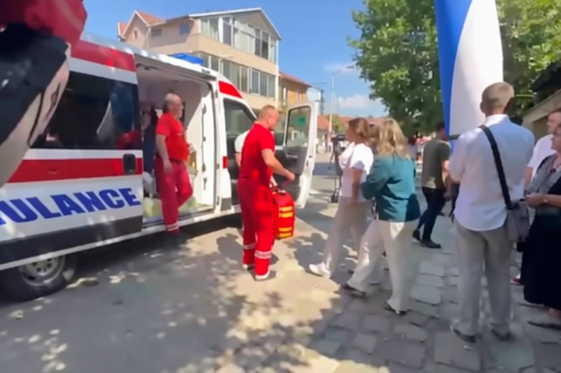 Alivanoset nga vapa një grua gjatë shënimit të “Vidovdanit” në Graçanicë