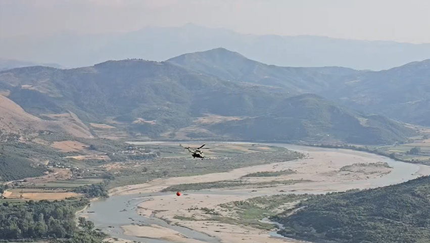 Helikopteri vë nën kontroll zjarrin në Mallakastër