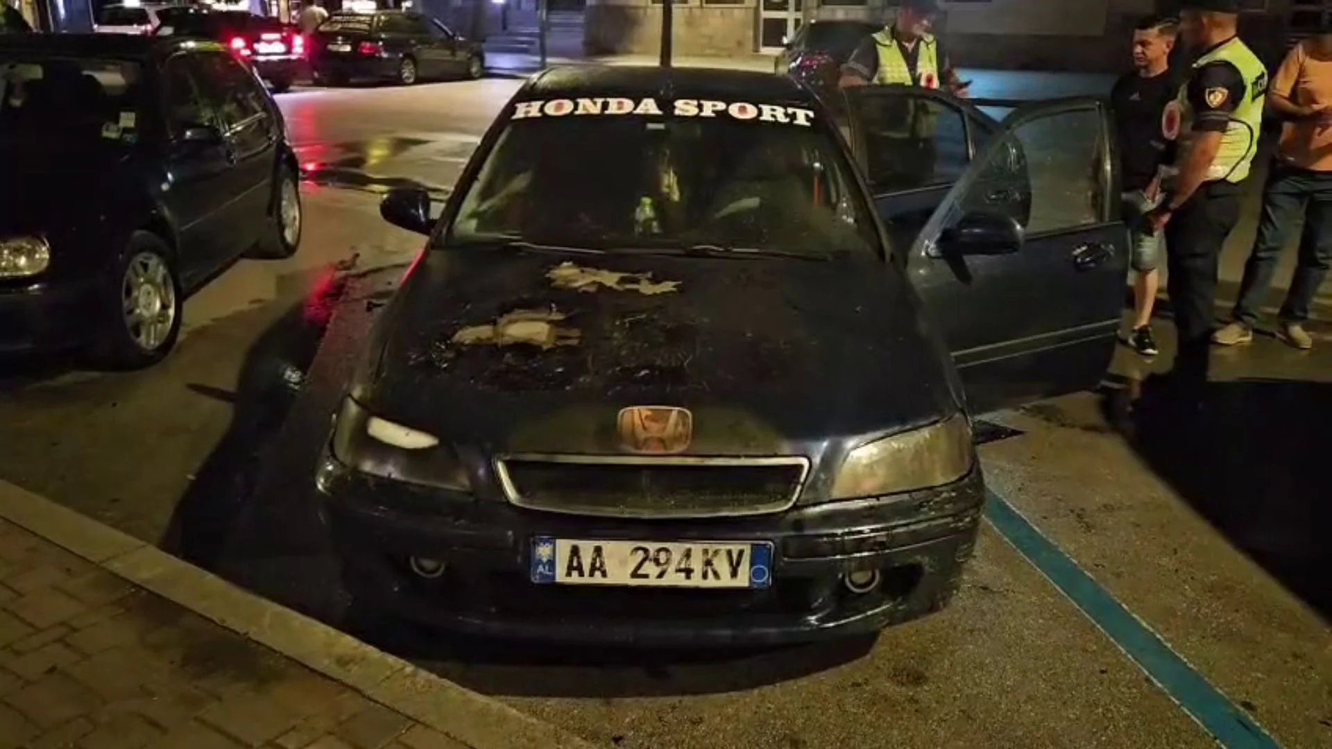 Përfshihet nga flakët makina në Korçë, zjarrfikësja dhe policia në vendngjarje, dyshimet e para